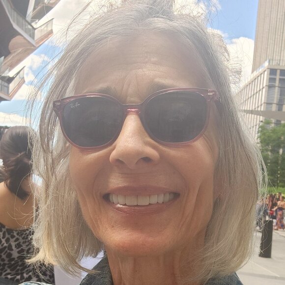 Meet your Posher, Lisa - Picture 1 of 1